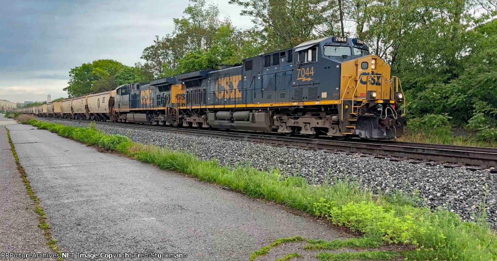 CSX 7044 leads G244